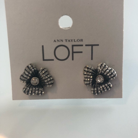 Ann Taylor Loft stud earrings, NWT - Picture 3 of 3